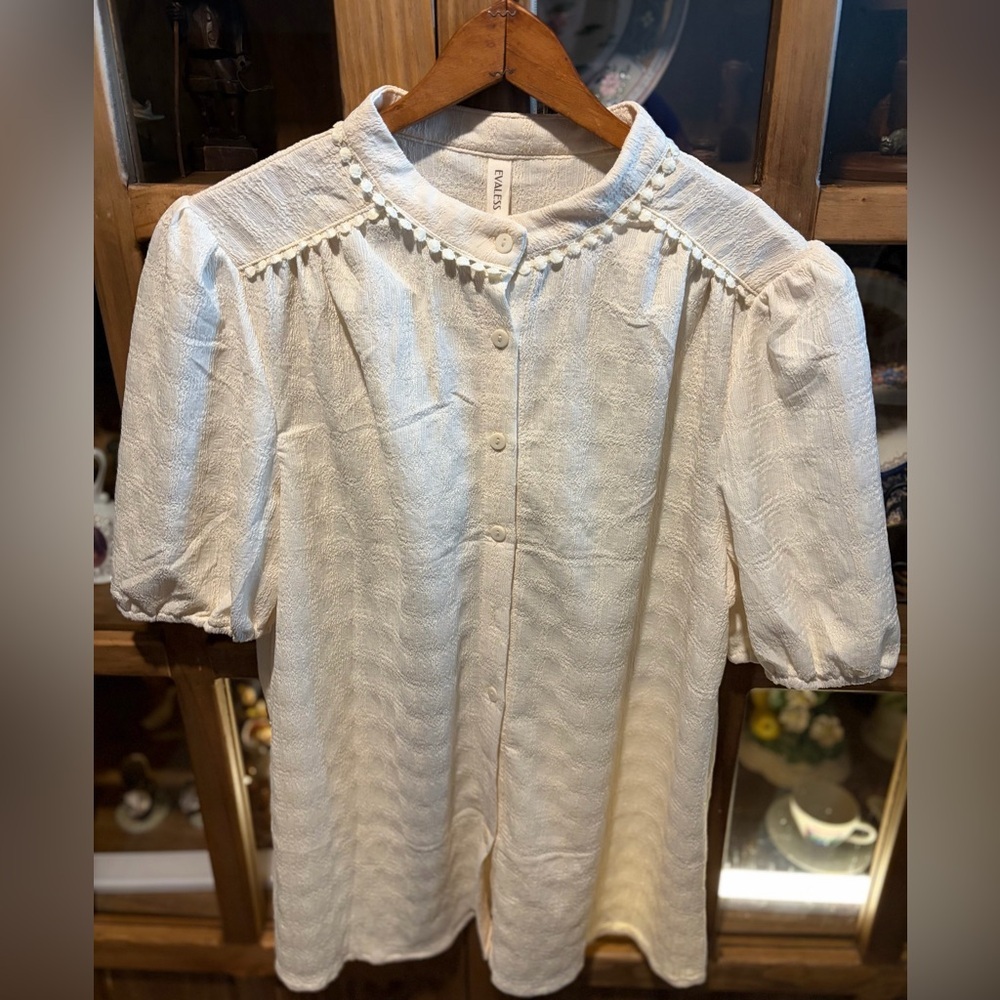 Evaless Button Down Short Sleeve Top Size Medium Beige Elegant Women's NWT - Picture 6 of 9
